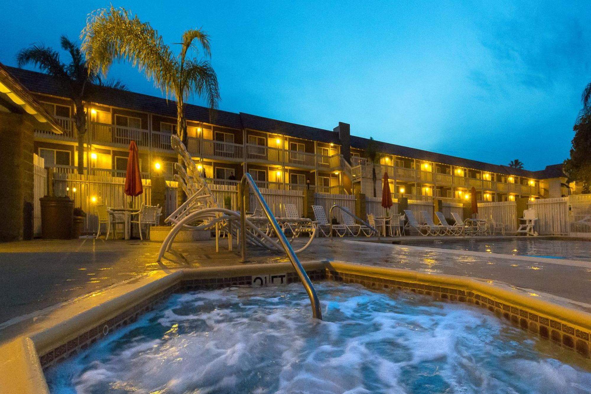 Ramada By Wyndham Costa Mesa/Newport Beach Dış mekan fotoğraf