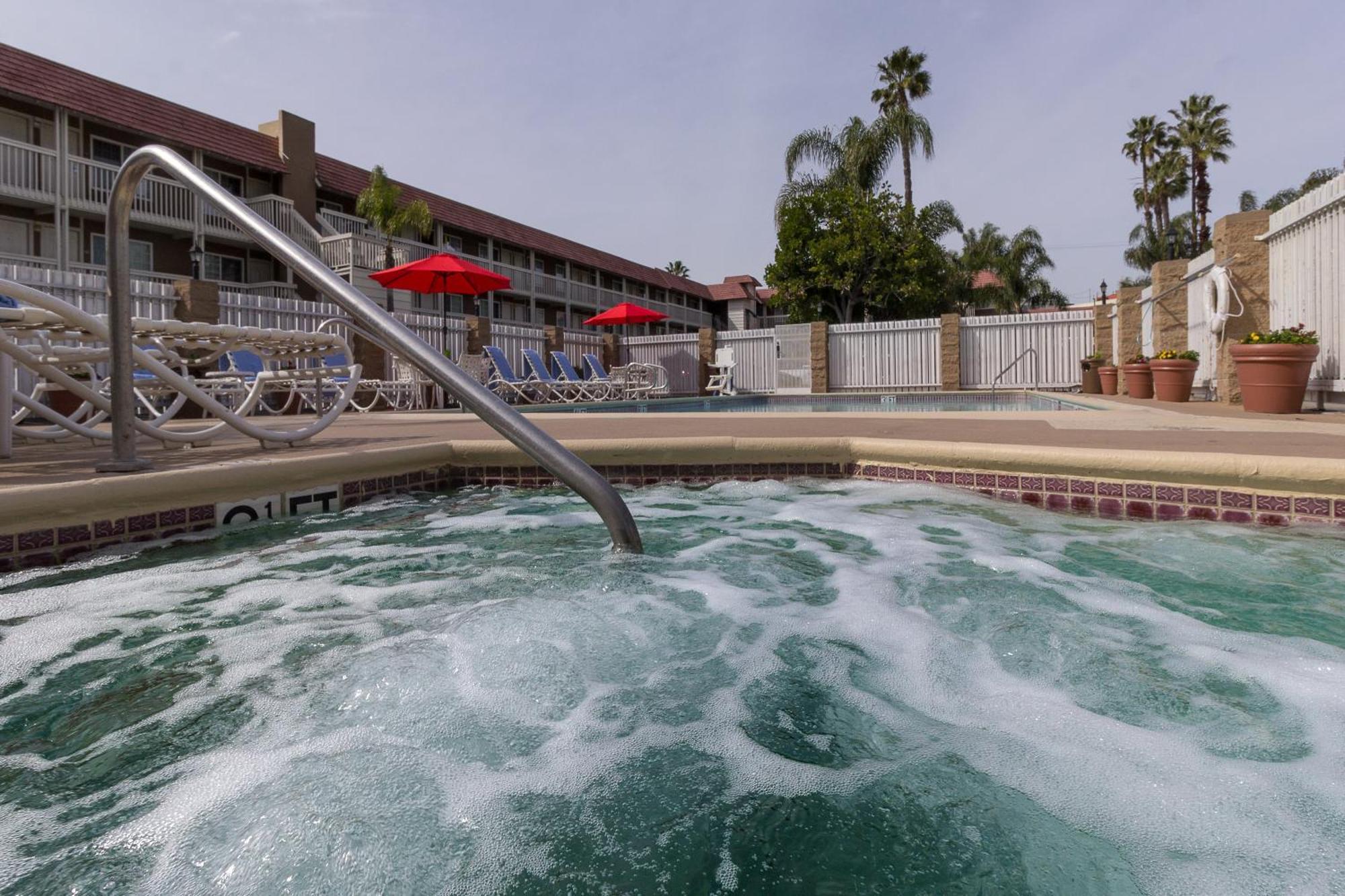 Ramada By Wyndham Costa Mesa/Newport Beach Dış mekan fotoğraf